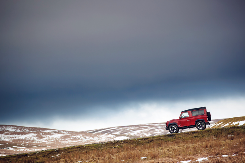 Illustration for article titled Land Rover Is Stuffing 400 HP V8s Into Vintage DefendersÂ